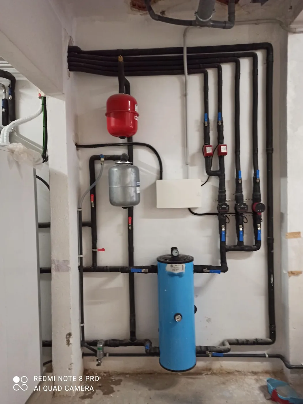 Sala técnica con depósito ACS