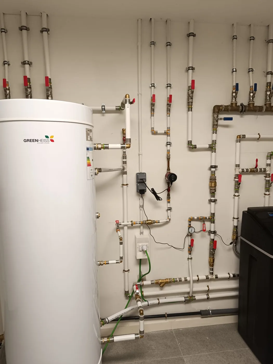 Sala técnica con acumulador y distribución